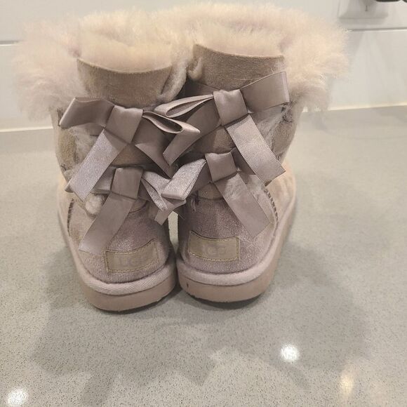 UGG Boots Light Tan With Bows - Picture 3 of 6